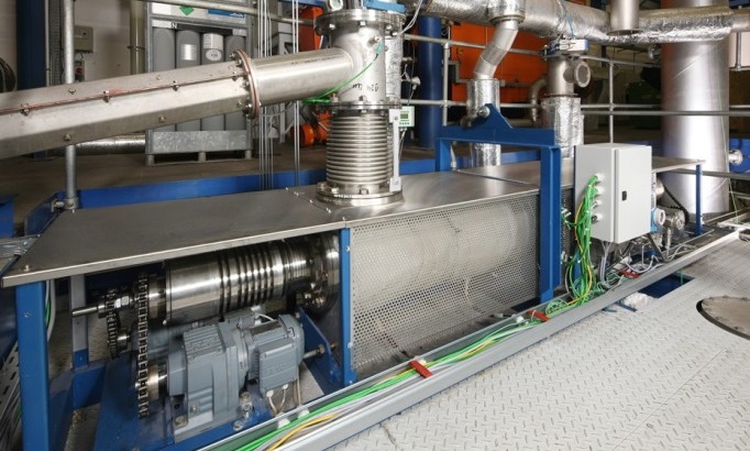 Bioliquids and syngas from solid biomass for combined heat and power